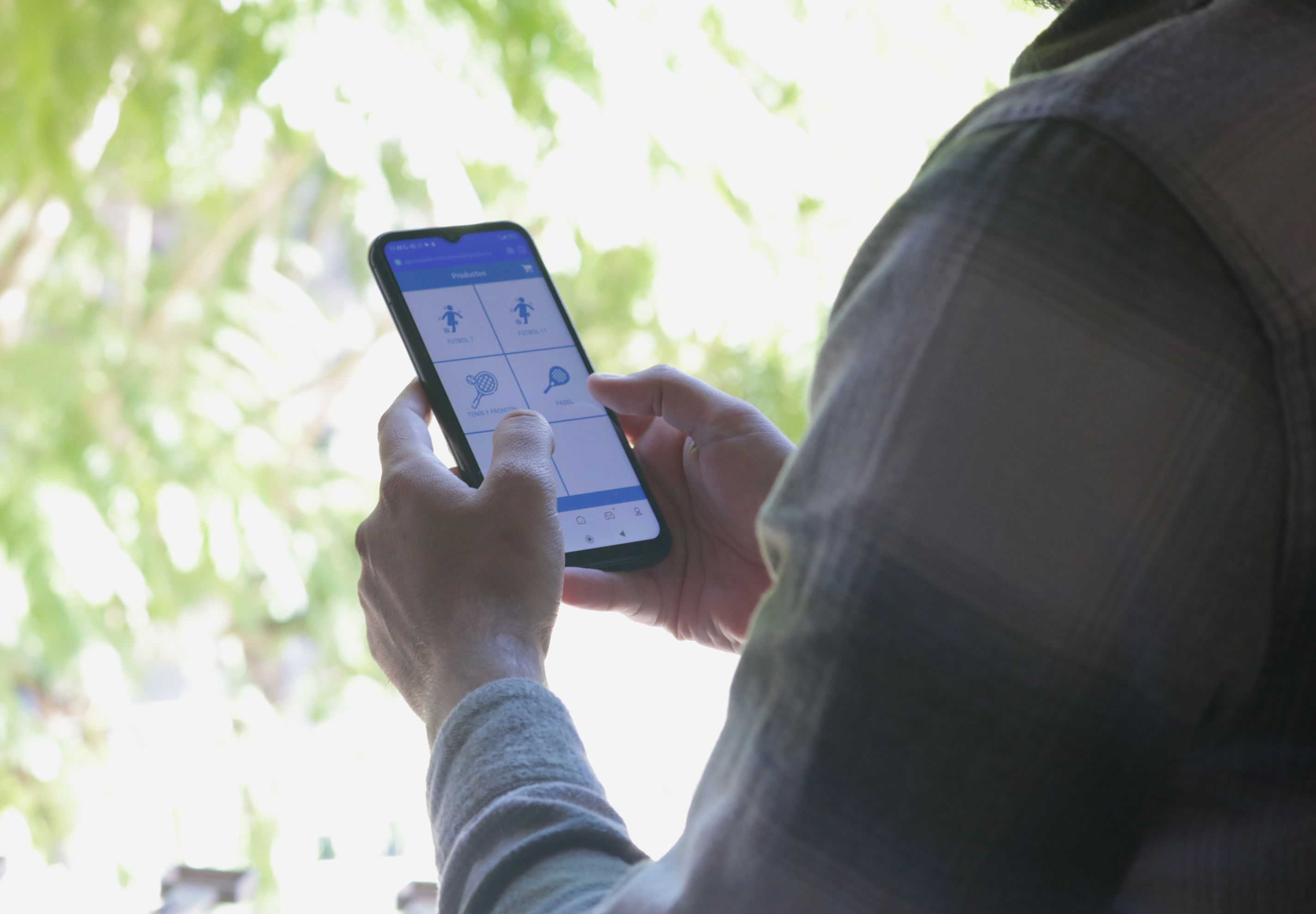 Un usuario utiliza en su móvil la nueva aplicación lanzada por el Ayuntamiento de Catarroja