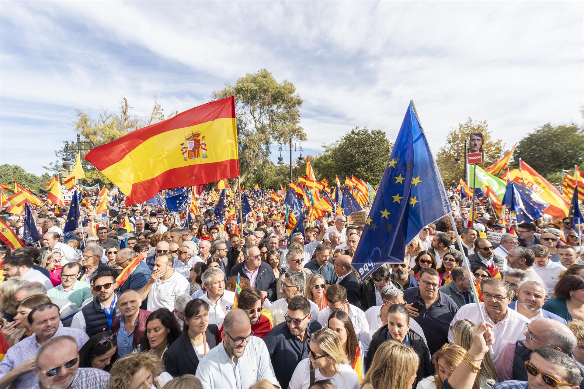 Participants en la manifestació contra l'amnistia convocada a València aquest diumenge