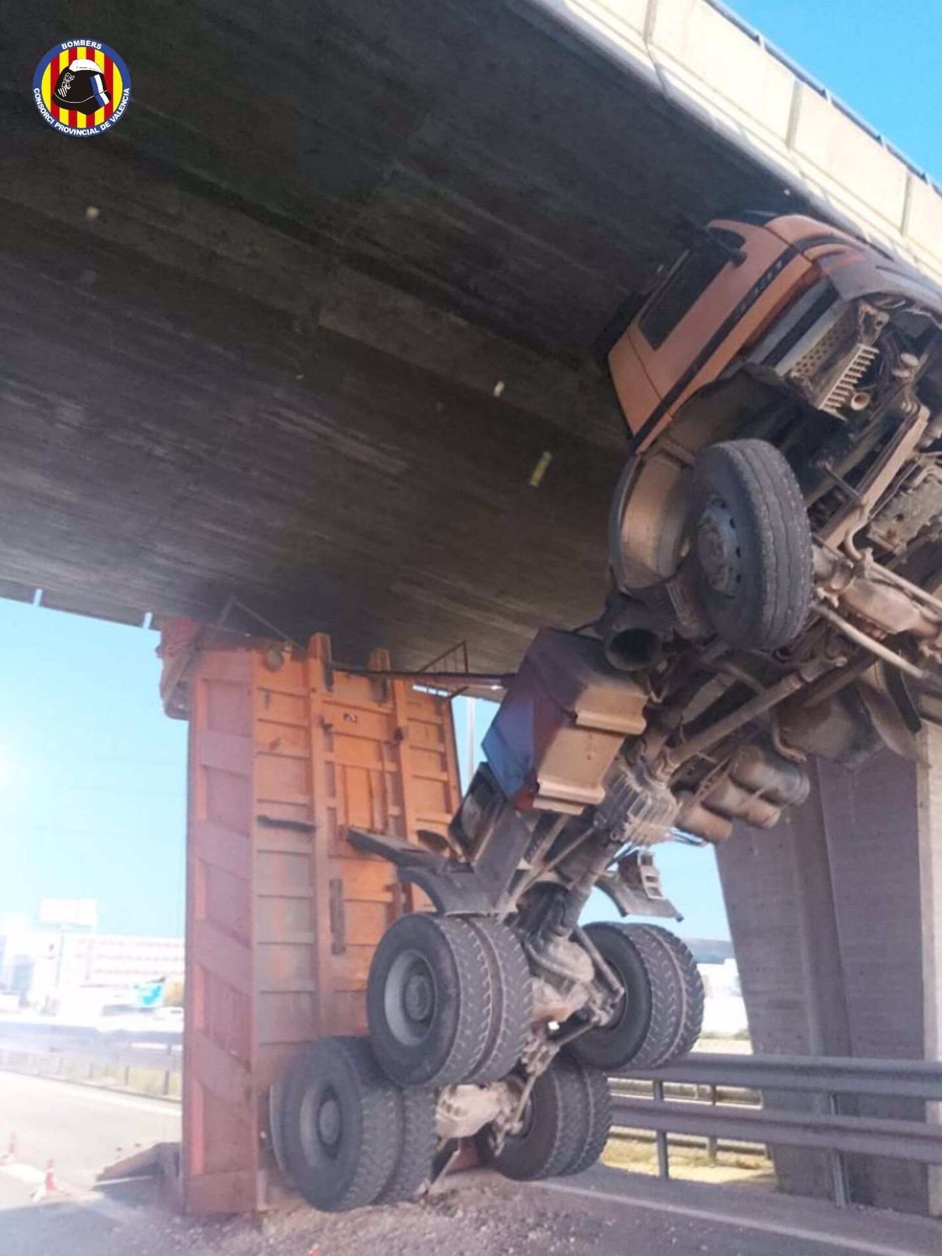 Camión implicado en el accidente en la A-3 a su paso por Mislata