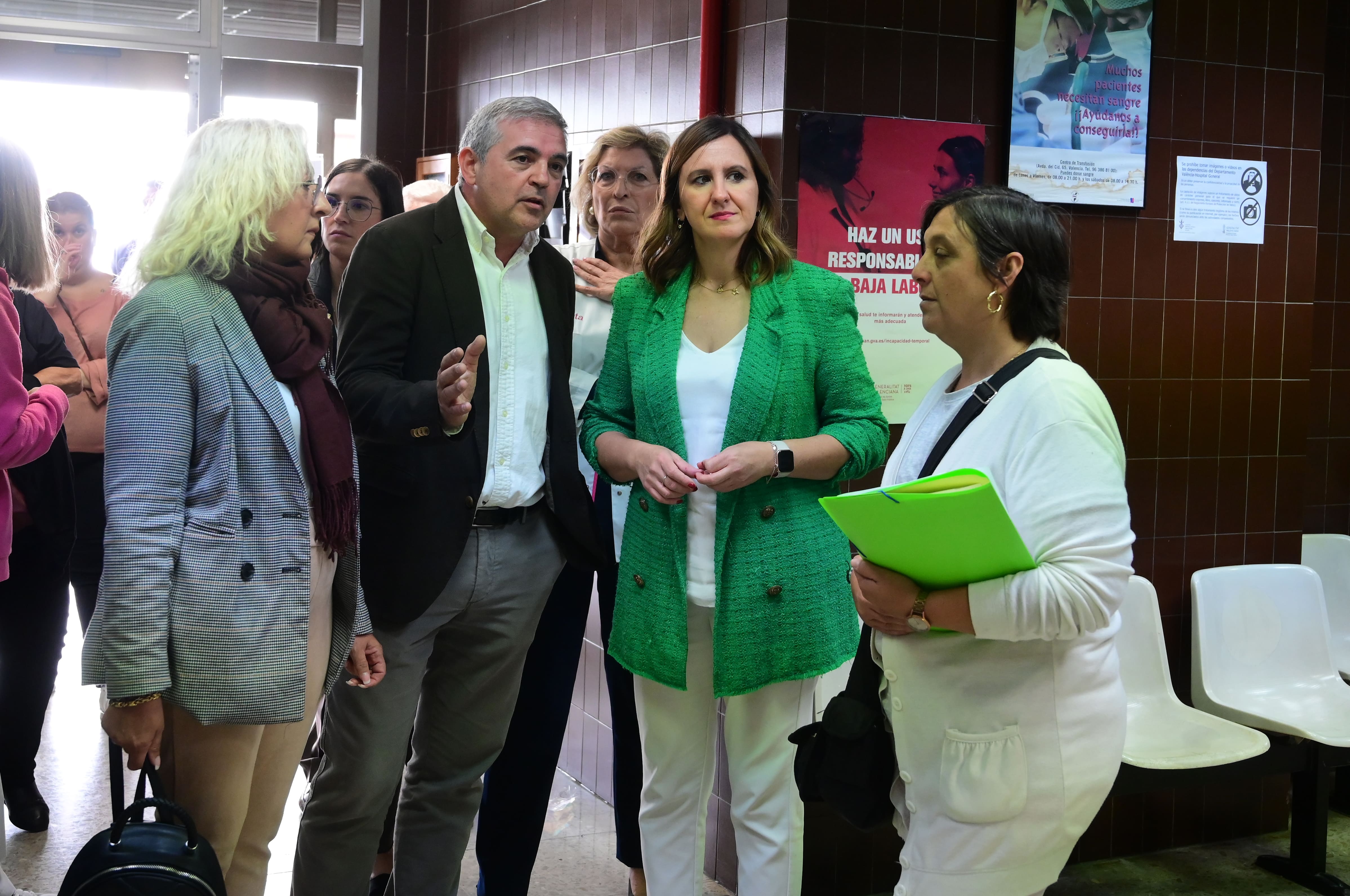 L'alcaldessa de València, María José Catalá, i el subdirector general d'activitat assistencial integrada de la Generalitat, Enrique Soler, han visitat este matí el barri de Fontsanta