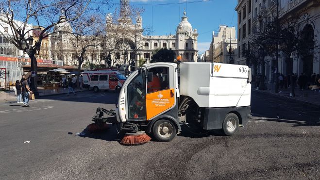 Una barredora limpiando una calle de València Una barredora limpiando una calle de València