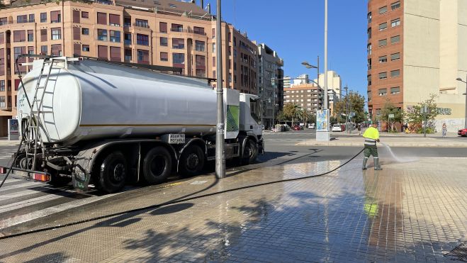 Un trabajador realiza tareas de baldeo en una calle de València Un trabajador realiza tareas de baldeo en una calle de València