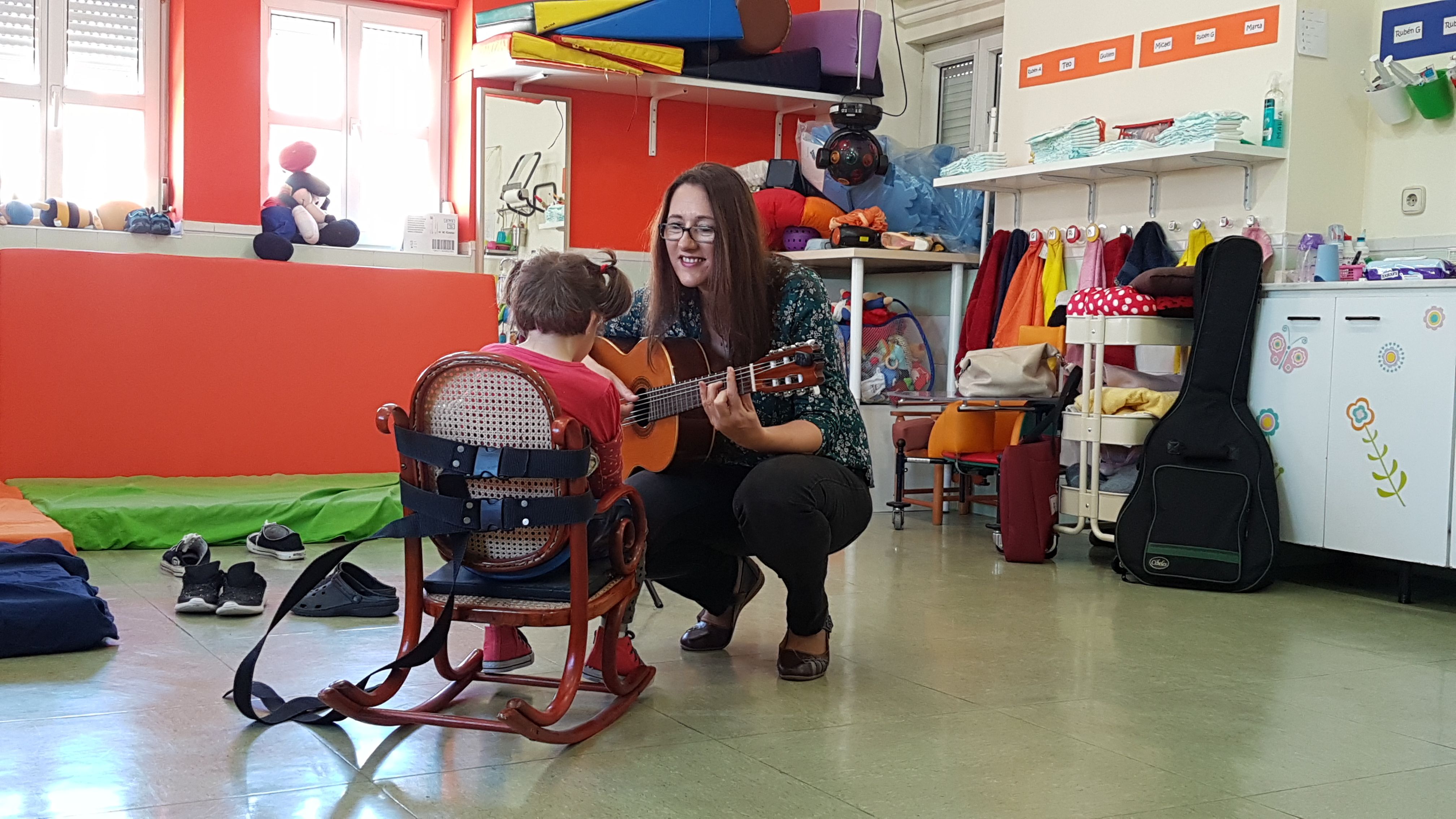 Una voluntaria de Músicos por la Salud realiza un concierto en un hospital de València
