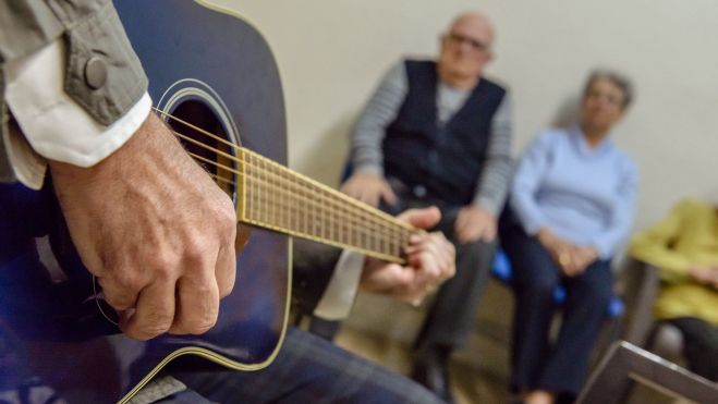 Un voluntario de Músicos por la Salud realiza un concierto en una residencia de València