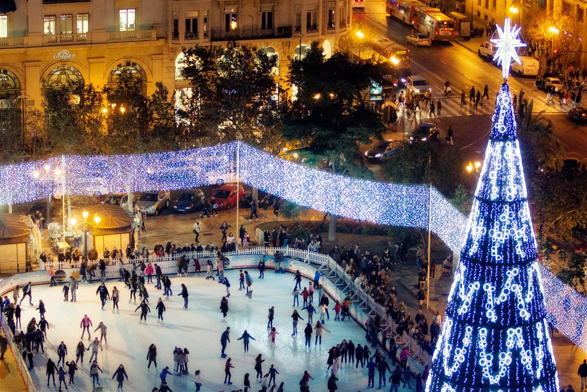 Pista de hielo en la plaza del Ayuntamiento de València. Imagen: Visit Valencia
