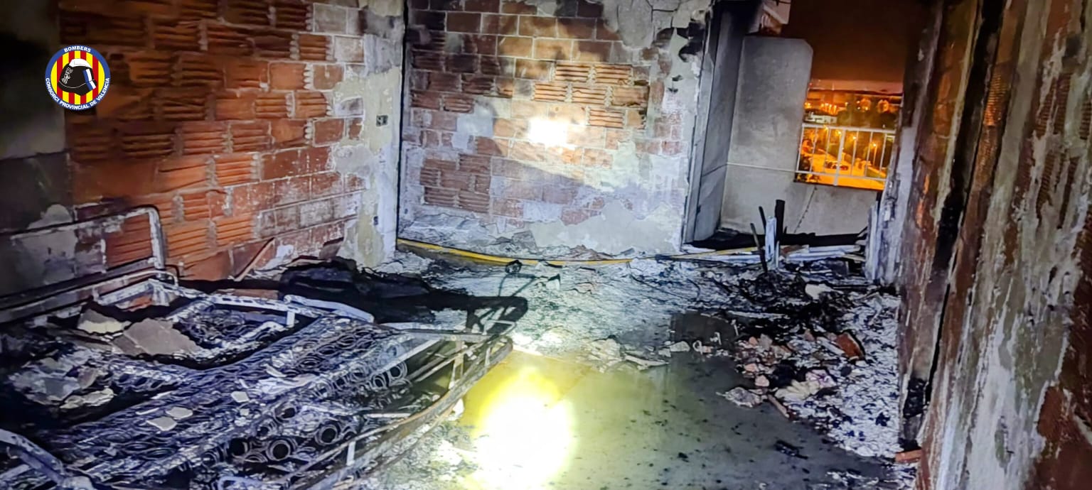 Incendi a una casa de Canet d'en Berenguer