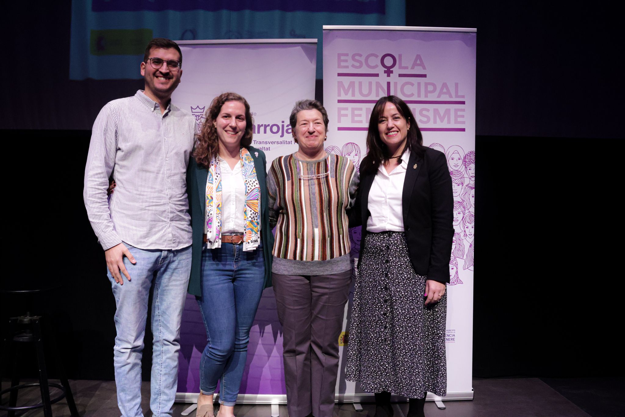La alcaldesa Lorena Silvent junto con la escritora Laura Freixas, la concejala de Igualdad y Feminismo, Beatriz Sierra, y el concejal de Infancia, adolescencia y Juventud, Miquel Verdeguer.