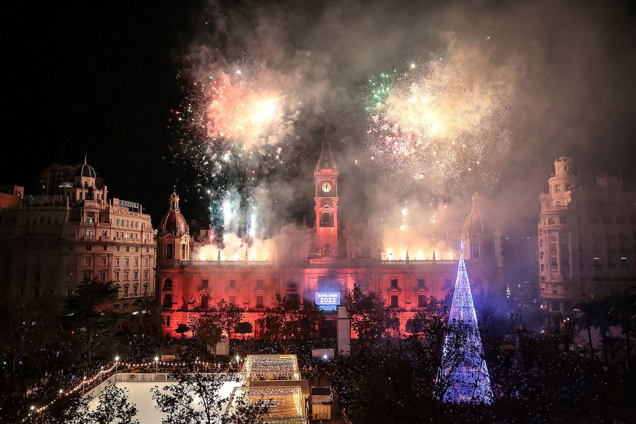 Espectacle pirotècnic en la plaça de l'Ajuntament de València durant el Nadal