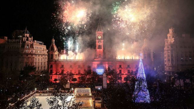 Espectacle pirotècnic en la plaça de l'Ajuntament de València durant el Nadal Espectacle pirotècnic en la plaça de l'Ajuntament de València durant el Nadal