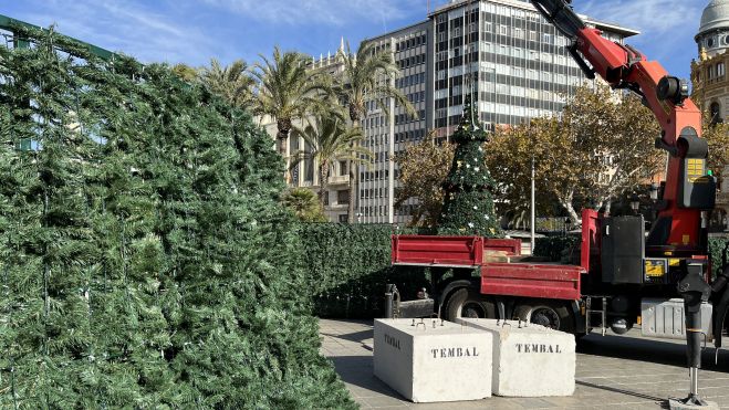 Muntatge de l'arbre de Nadal en la plaça de l'Ajuntament de València