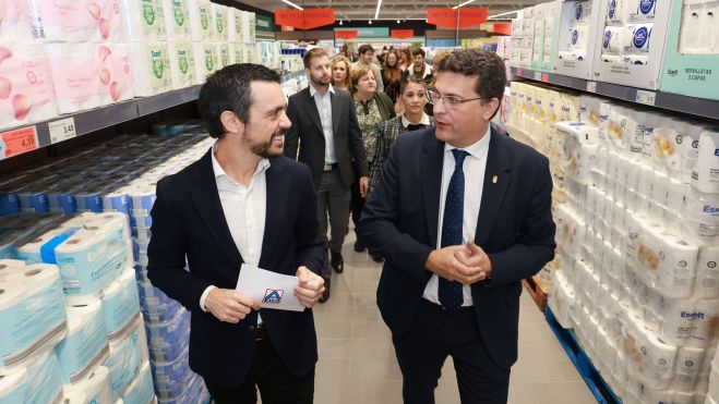 Richard Navarro, responsable d'Expansió de ALDI y Juan Ramón Adsuara, alcalde d'Alfafar Richard Navarro, responsable d'Expansió de ALDI y Juan Ramón Adsuara, alcalde d'Alfafar