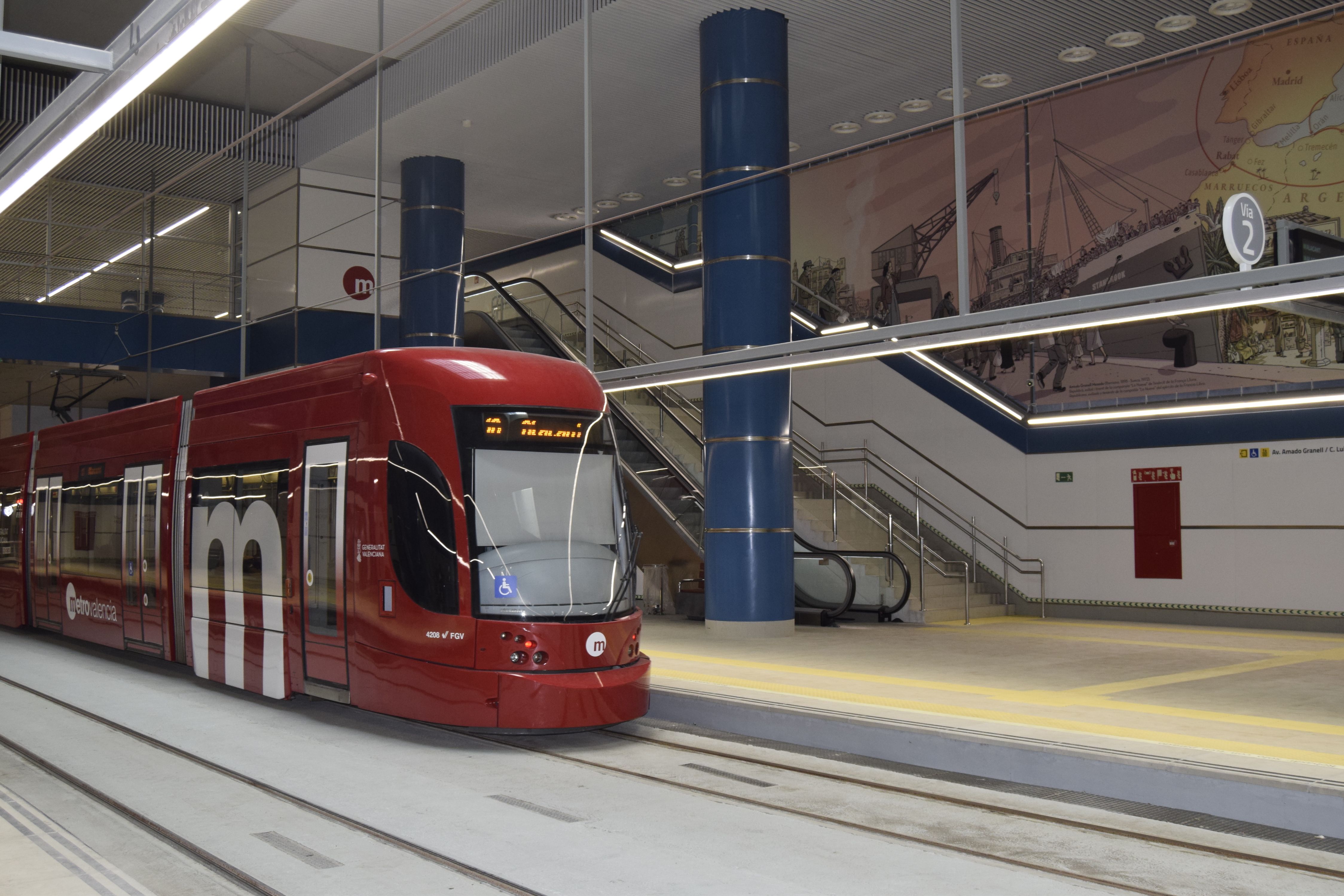 Un comboi de Metrovalencia en la Línia 10