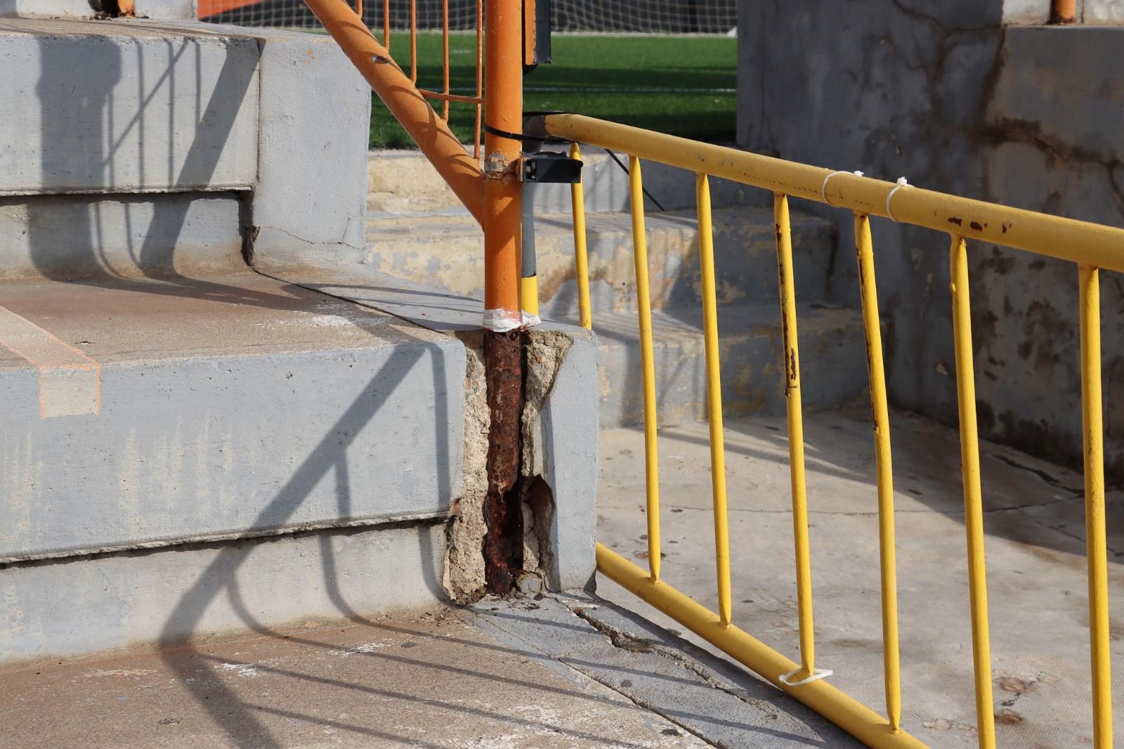 Mal estat del camp de fútbol San Gregorio de Torrent