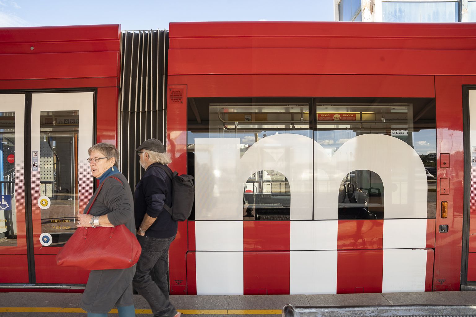 Dos personas, en un tren de Metrovalencia. Foto de Xisco Navarro Dos personas, en un tren de Metrovalencia. Foto de Xisco Navarro