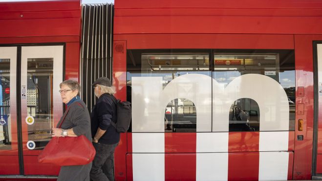 Dues persones, a un tren de Metrovalencia. Foto de Xisco Navarro