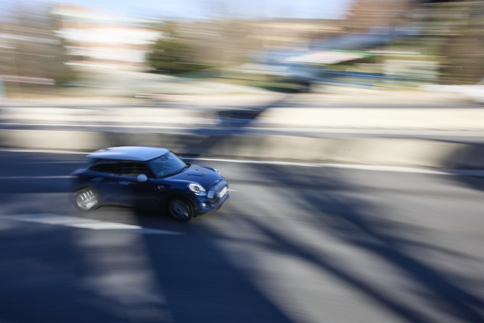 Un coche circulando (archivo) - Jesús Hellín - Europa Press