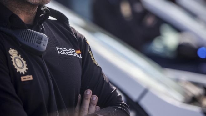 Un uniforme de un agente de la Policía Nacional - Rober Solsona - Europa Press