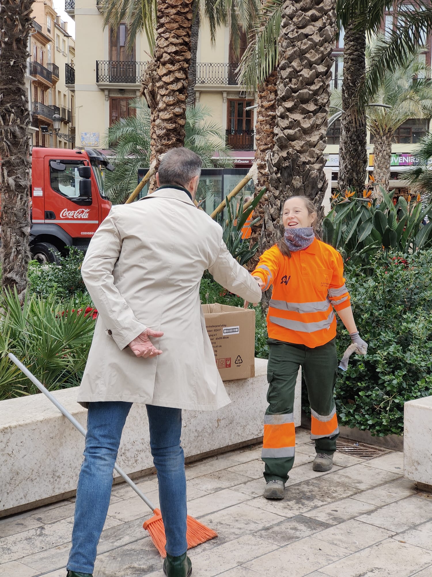 Juanma Badenas saludando a una trabajadora municipal en Valencia