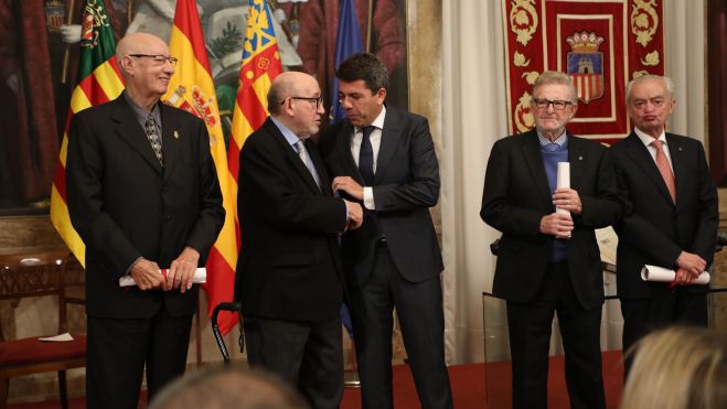 Carlos Mazón haciendo entrega de los distintivos en el acto de conmemoración de la Constitución a Castelló