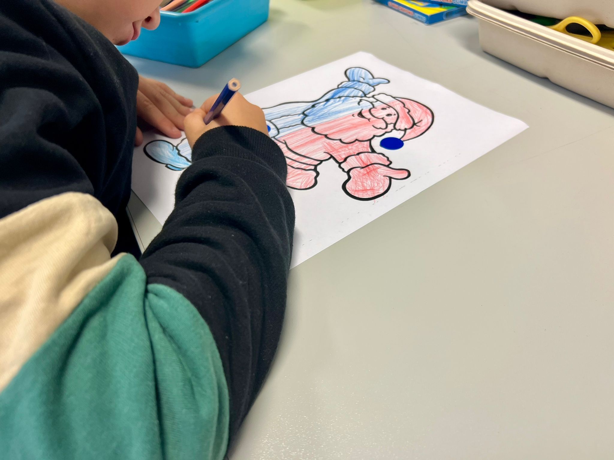 Un niño realizando una actividad en la Casa de la Dona de Torrent