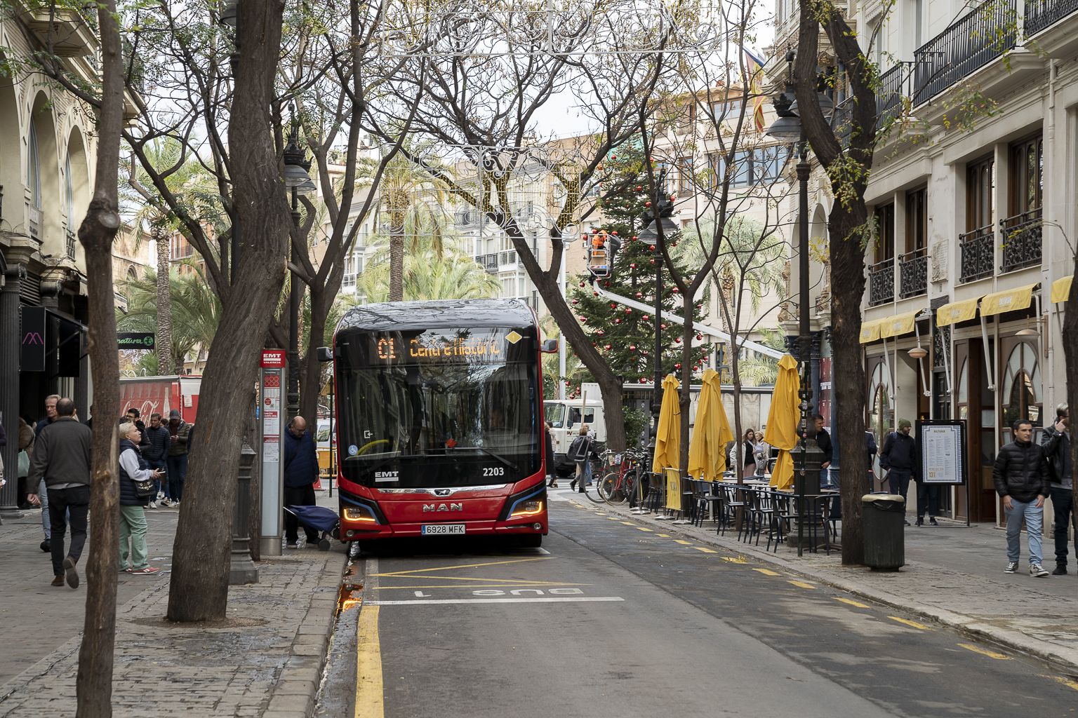 La línea C1 de la EMT por la calle San Vicente. Imagen: Xisco Navarro