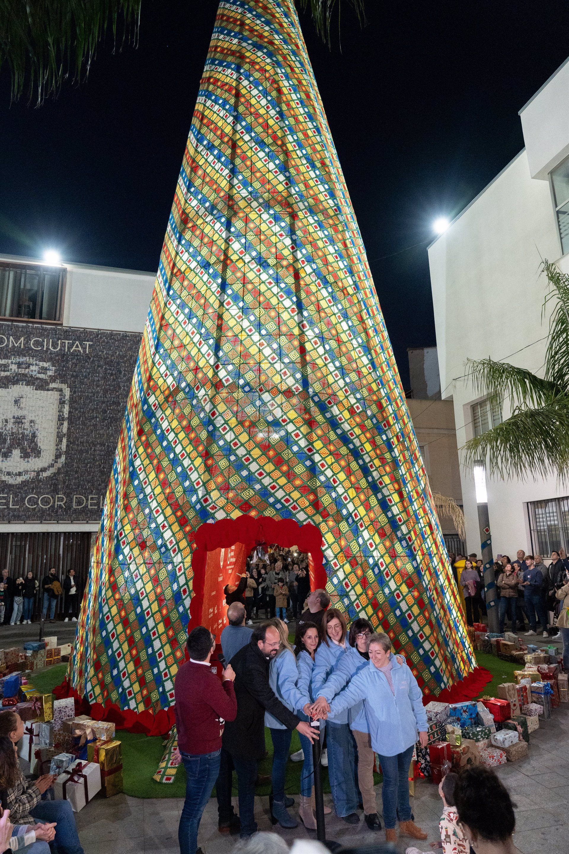 El árbol de Navidad de ganchillo más grande del mundo - AYUNTAMIENTO DE VILAMARXANT (Valencia)