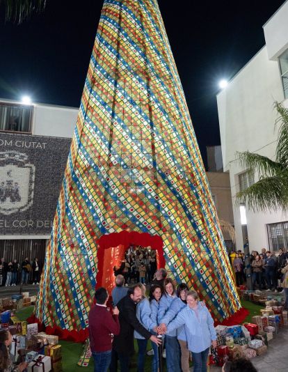 El árbol de Navidad de ganchillo más grande del mundo - AYUNTAMIENTO DE VILAMARXANT El árbol de Navidad de ganchillo más grande del mundo - AYUNTAMIENTO DE VILAMARXANT