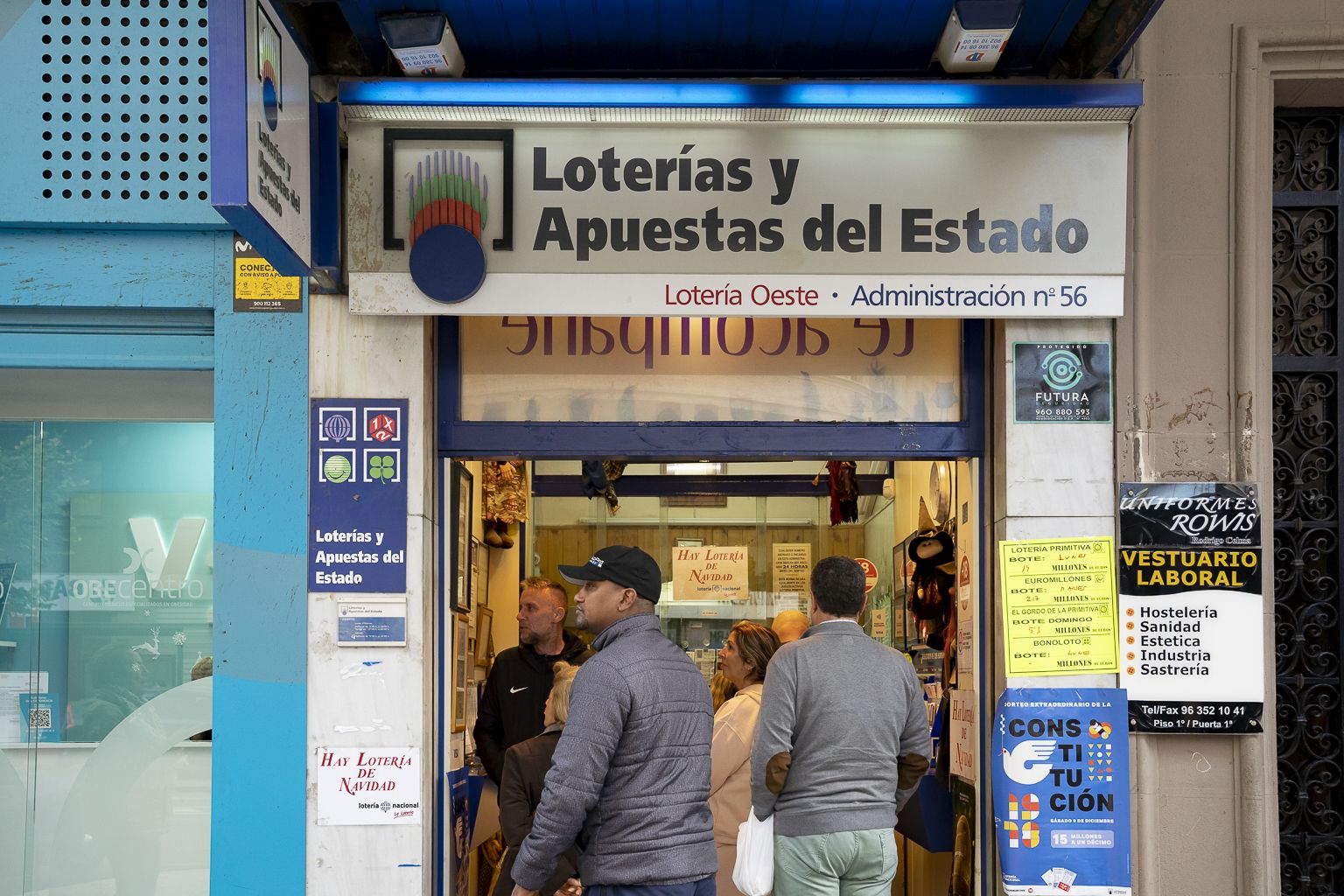 Gente comprando lotería en la administración nº56 de Valencia