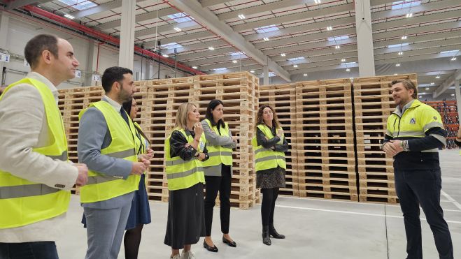 La consellera Nuria Montes en el centre logístic de ALDI de Sagunt