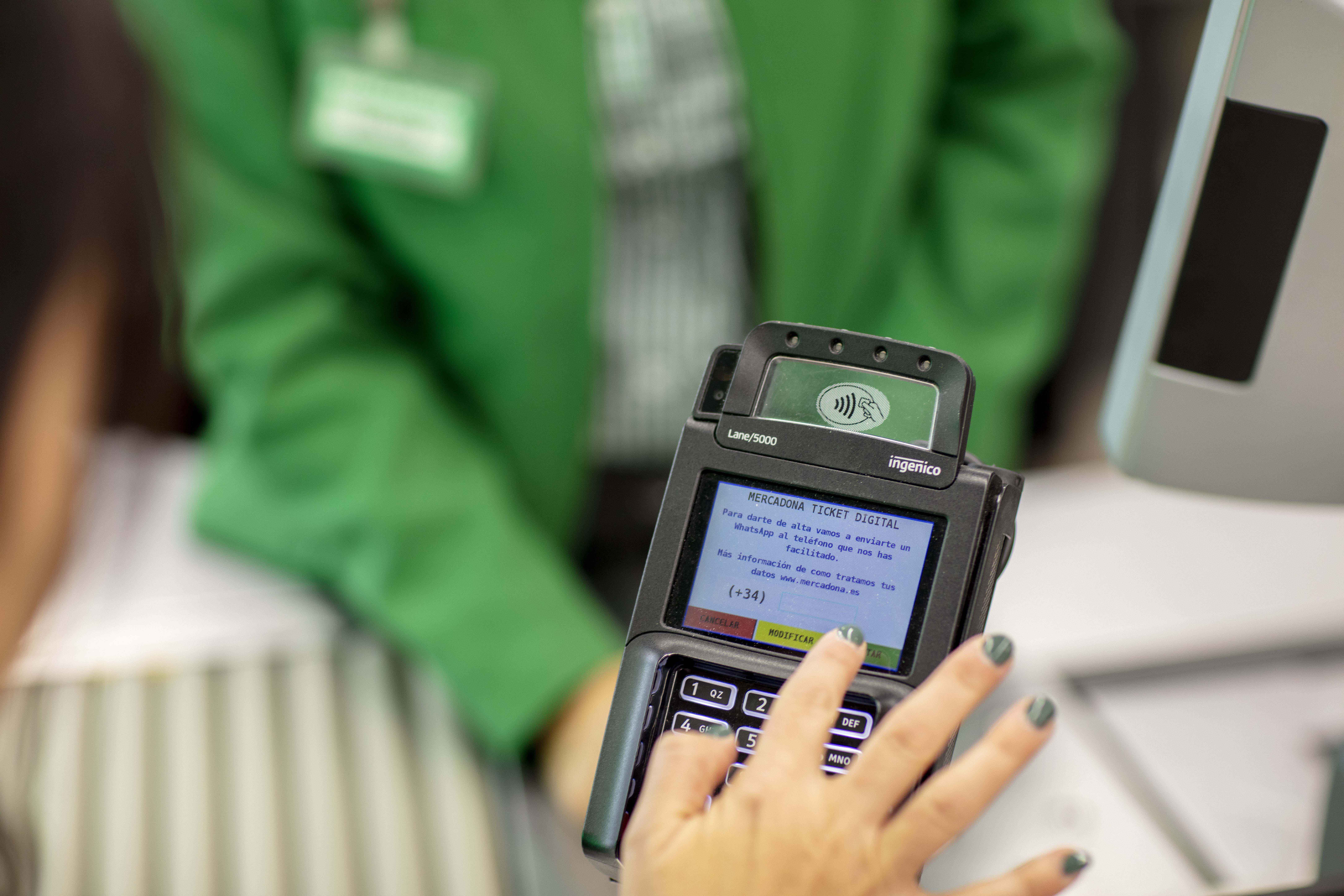 Una clienta escoge el ticket digital en Mercadona