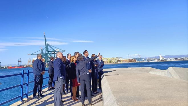 Visita d'Óscar Puente, ministre de Transports; María José Catalá, alcaldessa de València; i Carlos Mazón, president de la Generalitat Valenciana, al Port de València, junt amb altres autoritats