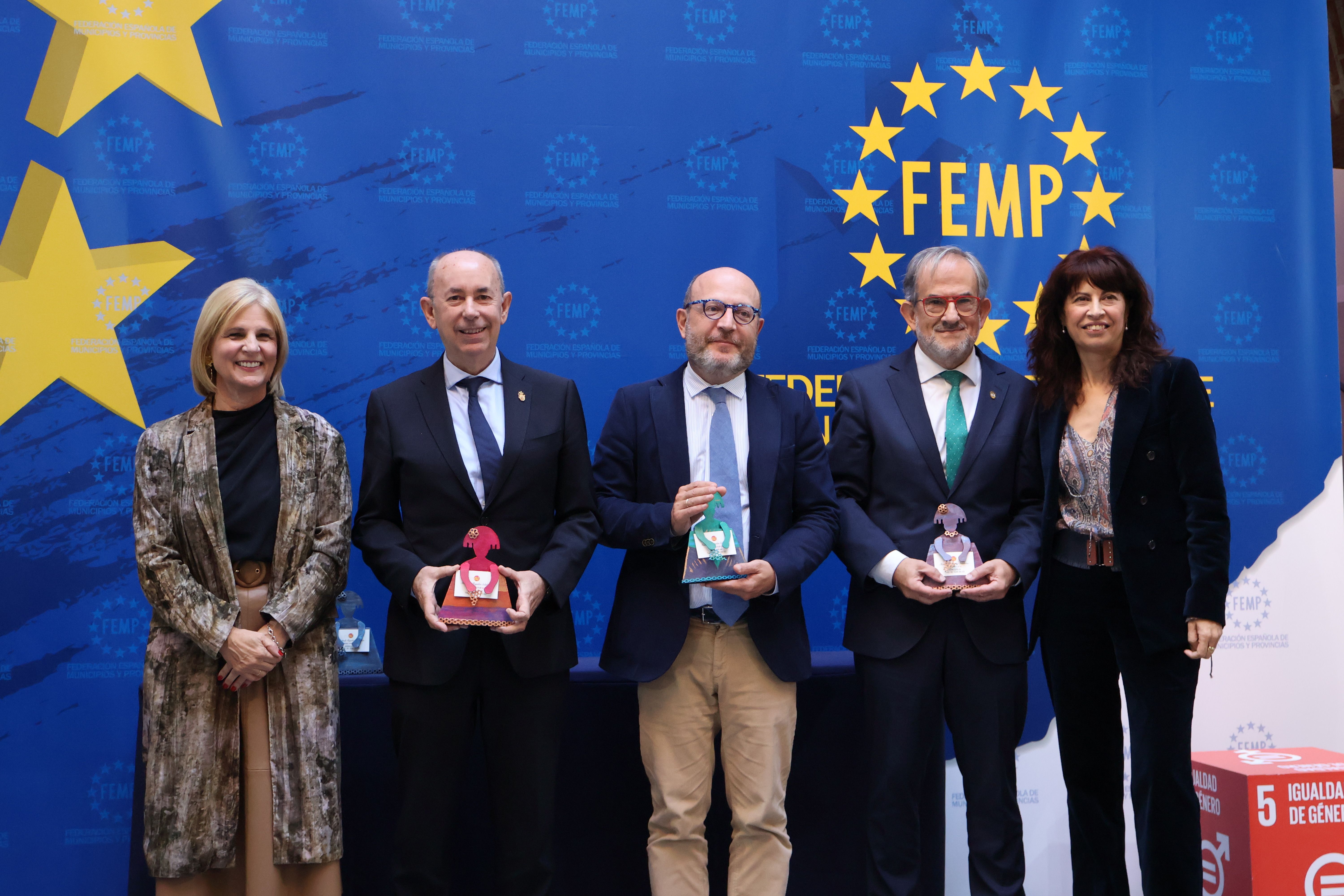 Paco Comes recogiendo el premio de su categoría, junto a la ministra de Igualdad y la presidenta de la FEMP