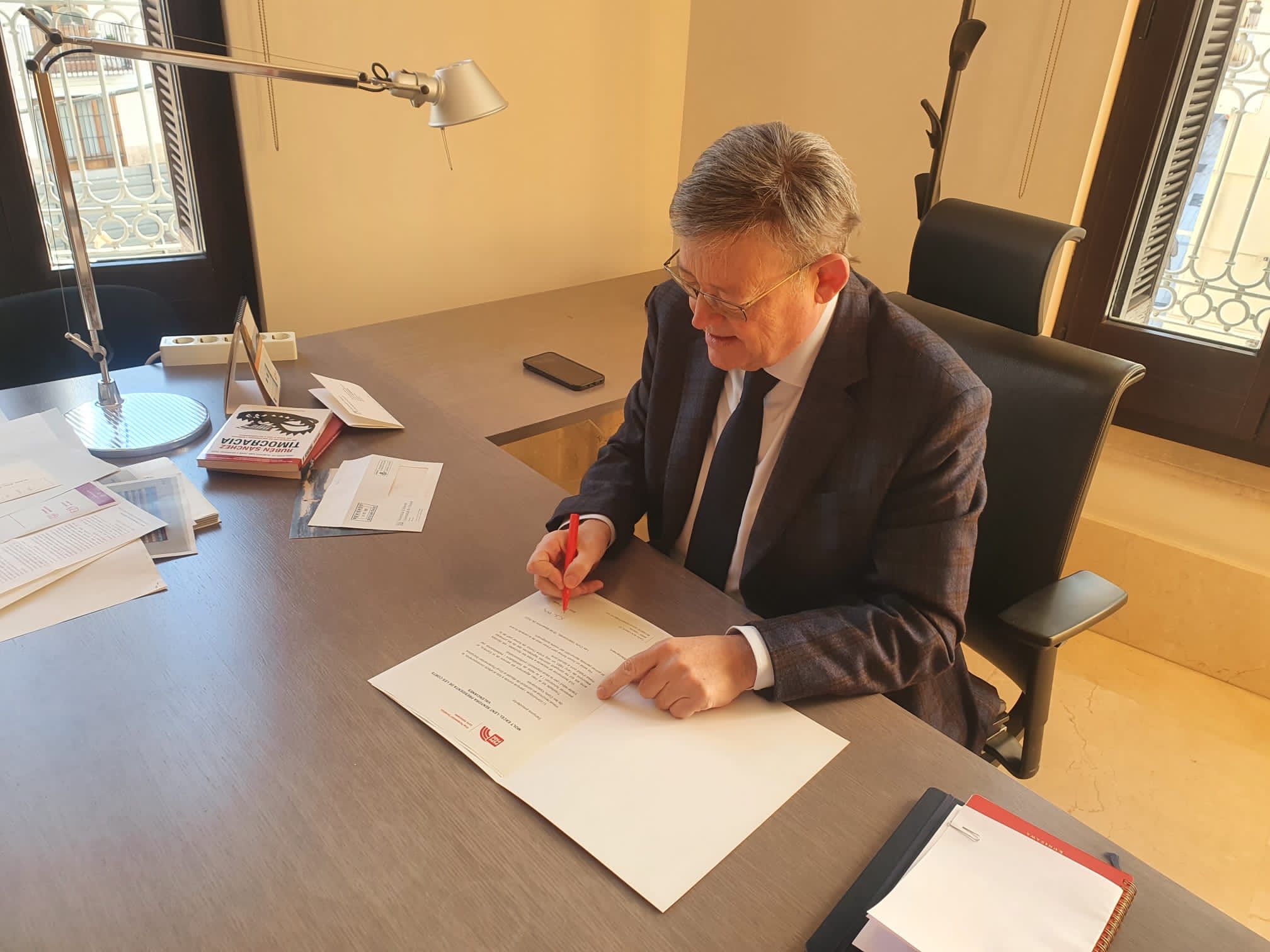 Ximo Puig firma su renuncia como diputado en Les Corts