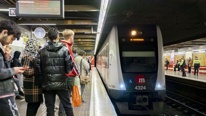 Uns usuaris esperen un tren de Metrovalencia. Foto Xisco Navarro