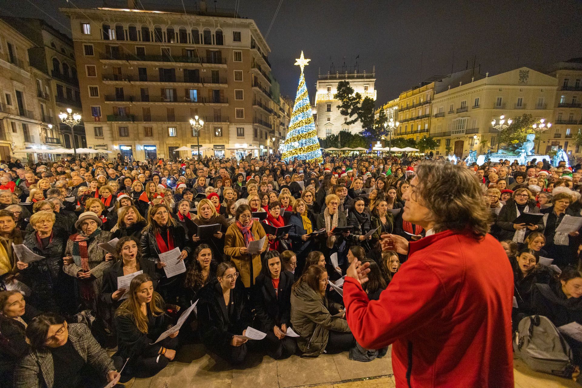 Centenars de coristes canten nadales a l'uníson en la plaça de la Verge de València Centenars de coristes canten nadales a l'uníson en la plaça de la Verge de València