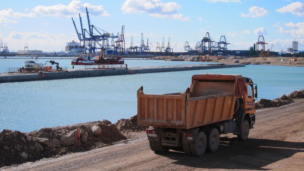 Un camió en el Port de València Un camió en el Port de València