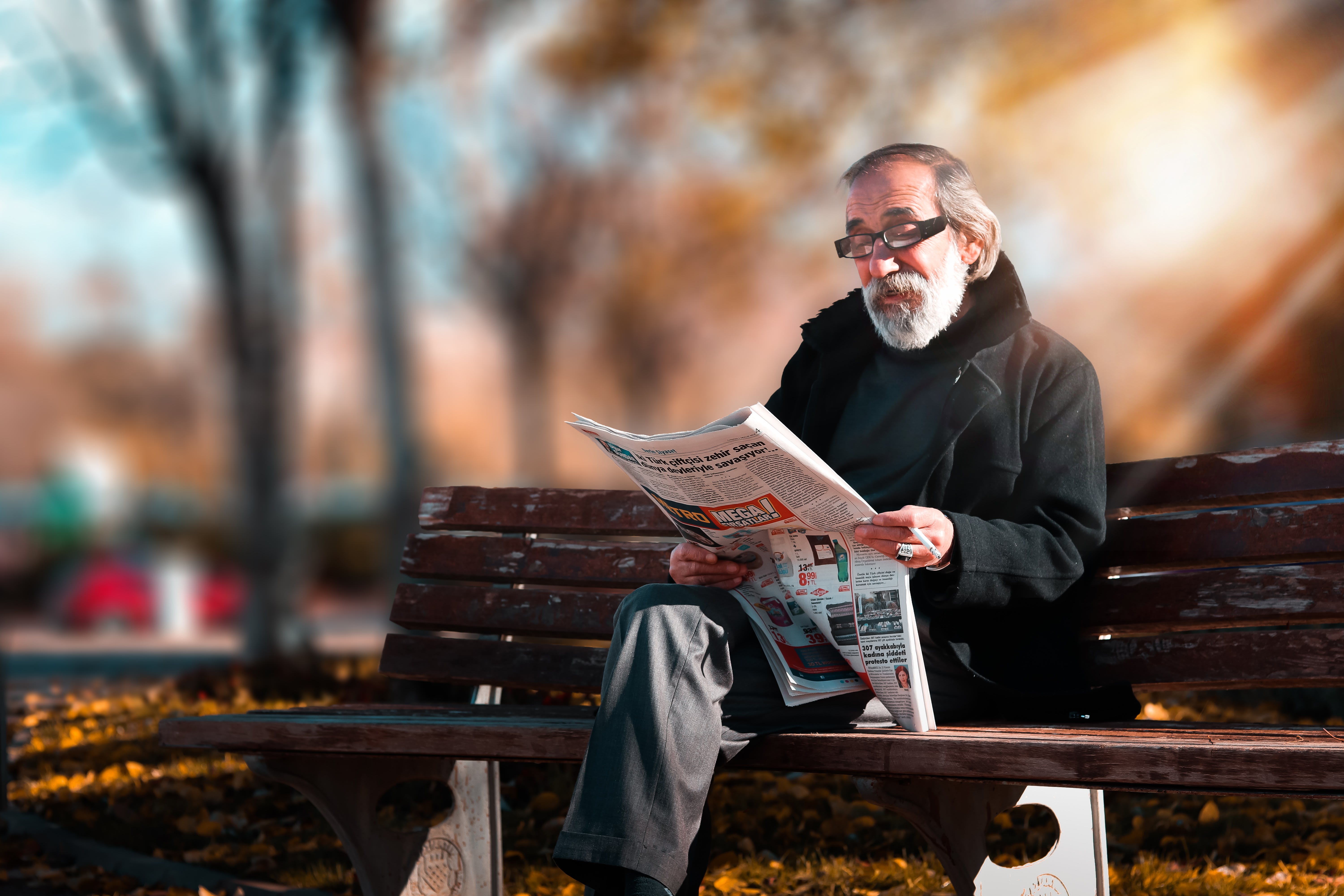 Una persona mayor leyendo el periódico - Valencia
