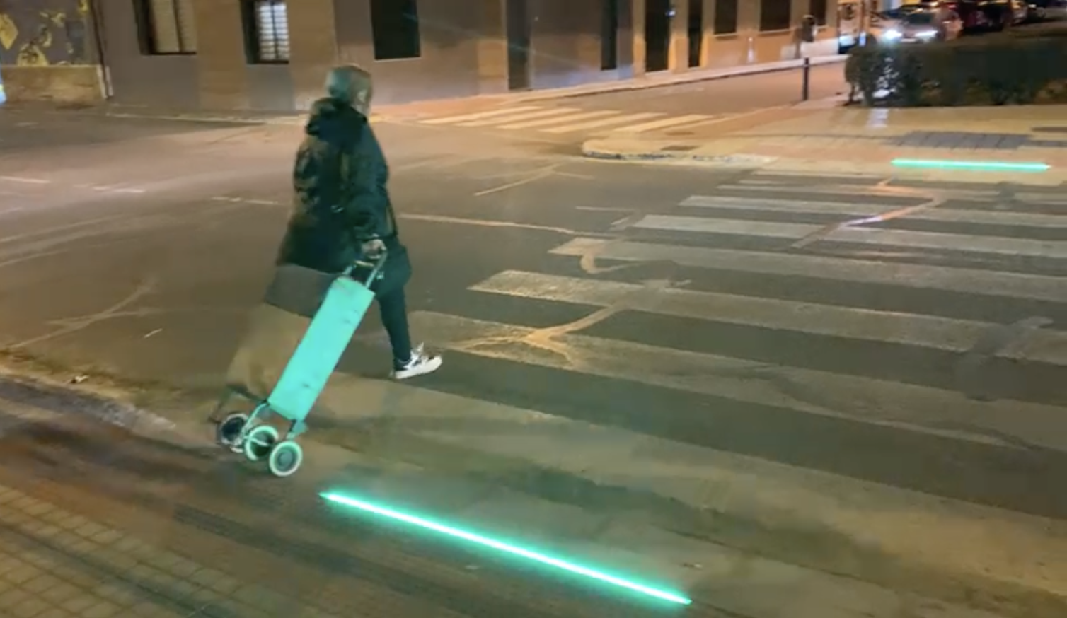 Peatón junto al semáforo en Alfara del Patriarca (València)