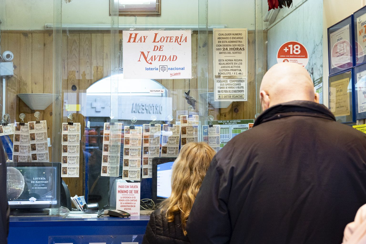 Gente comprando lotería en Valencia - Xisco Navarro