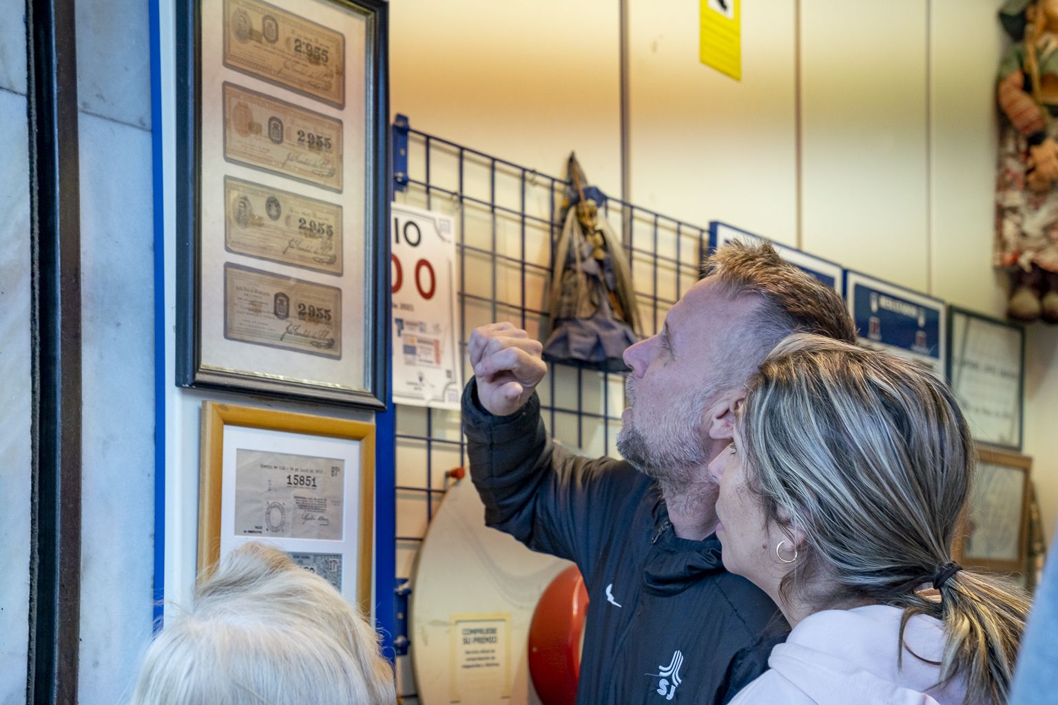 Gente comprando lotería en València. Foto Xisco Navarro