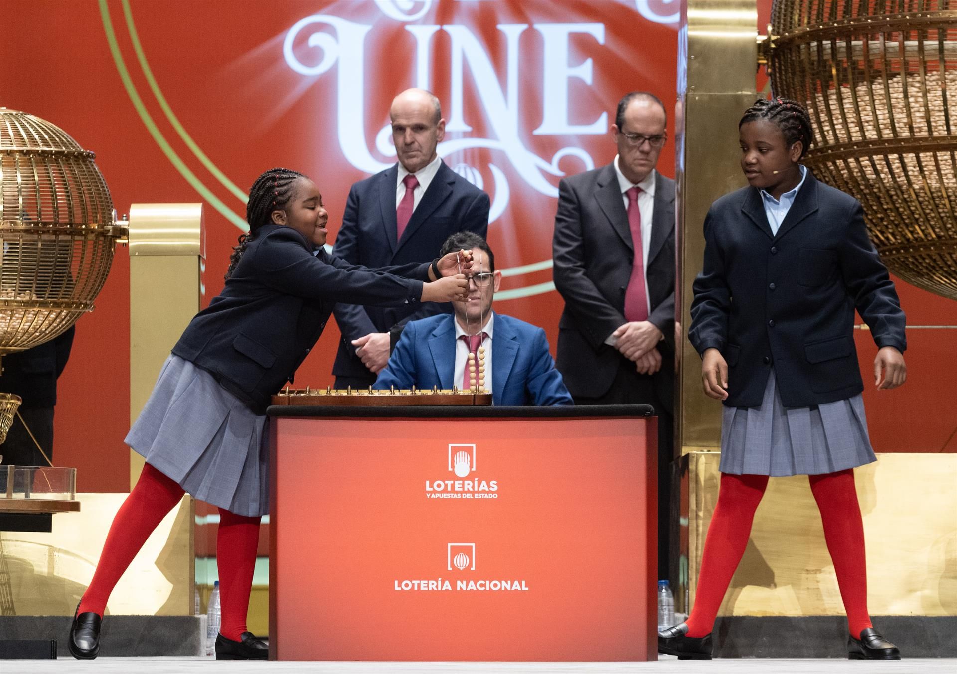 Dos niñas de la residencia de San Ildefonso cantan uno de los premios del Sorteo Extraordinario de la Lotería de Navidad