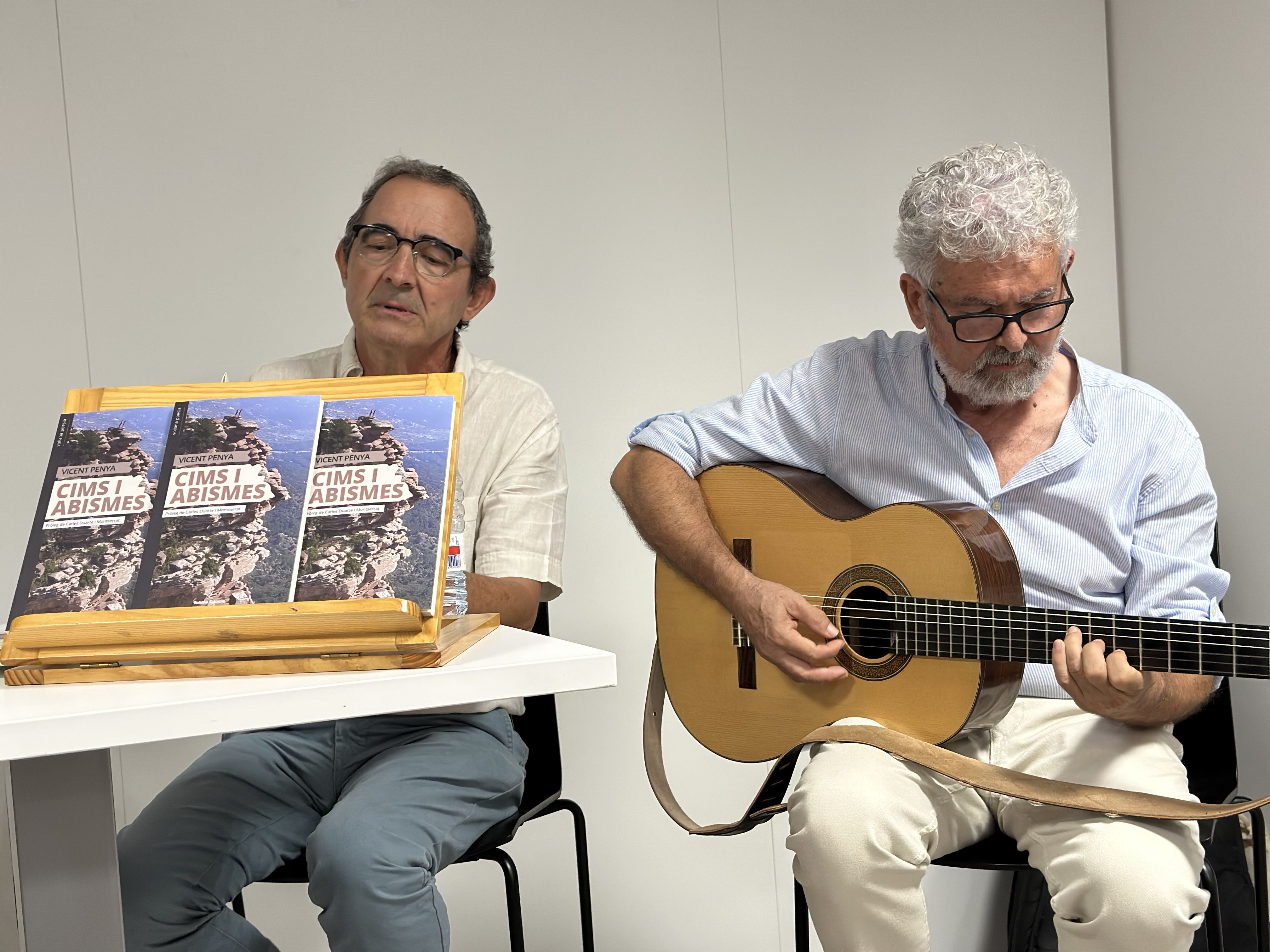 Garri i Penya en la presentació del poemari