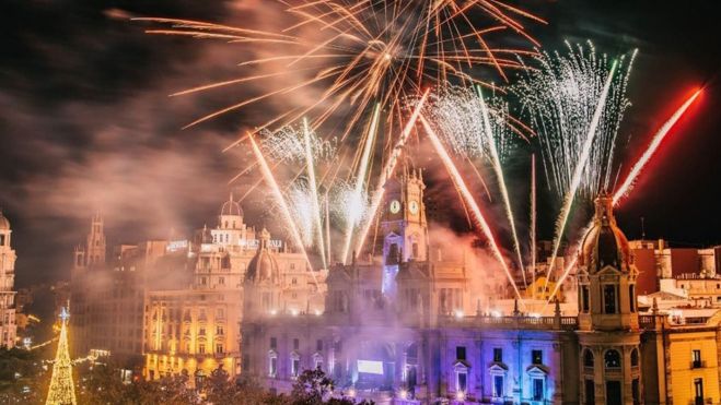 Un castillo de fuegos artificiales durante la celebración de la Nochevieja 2022