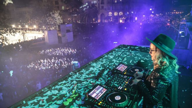 Actuación de dj en la celebración de Nochevieja en València en 2022