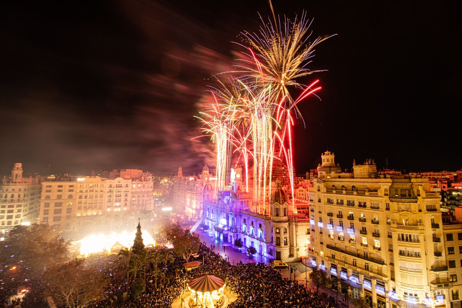 Disparo de un castillo de fuegos artificiales en la plaza del Ayuntamiento durante la Nochevieja 2023