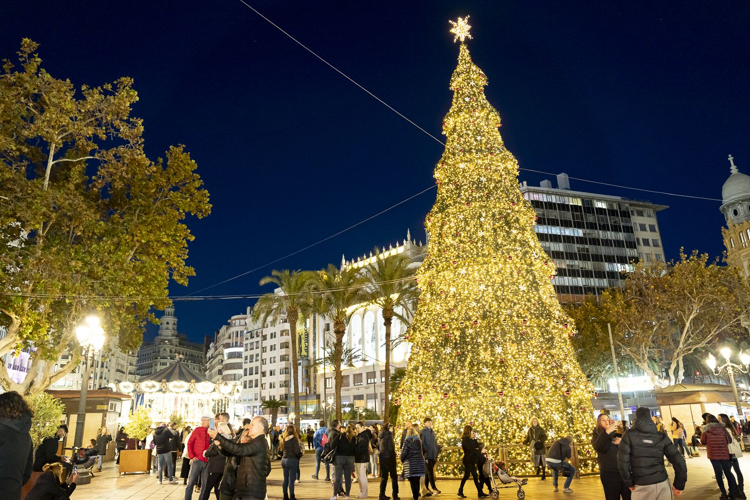 Árbol de Navidad de la plaza del Ayuntamiento de València. Imagen: Xisco Navarro Árbol de Navidad de la plaza del Ayuntamiento de València. Imagen: Xisco Navarro