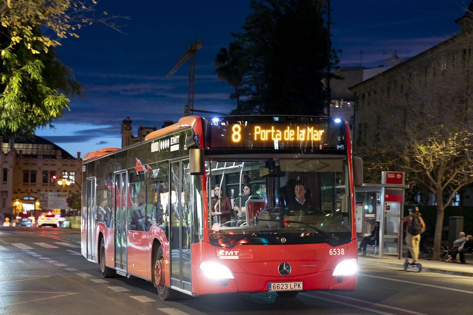 Un autobús de la línea 8 de la EMT