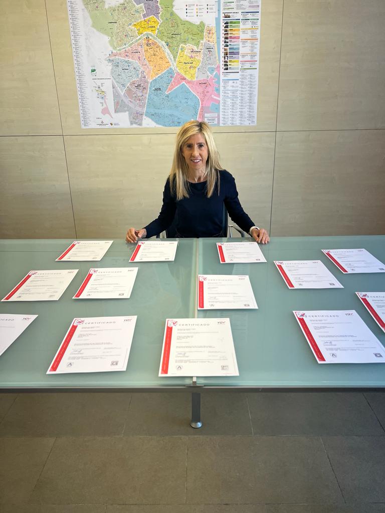 Marta Torrado, amb els certificats de qualitat dels Serveis Socials