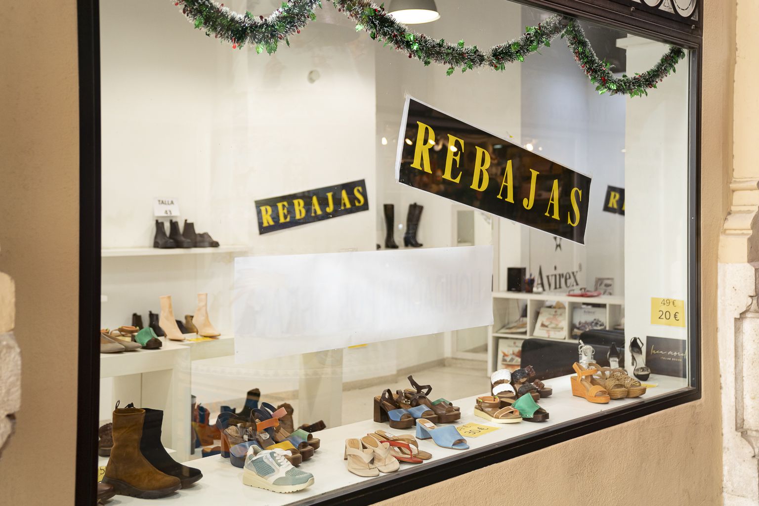 L'aparador d'una tenda de València amb cartells de 'Rebaixes'. Imatge: Xisco Navarro