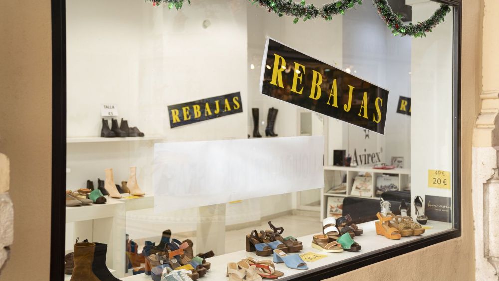 El escaparate de una tienda de València con carteles de 'Rebajas'. Imagen: Xisco Navarro El escaparate de una tienda de València con carteles de 'Rebajas'. Imagen: Xisco Navarro
